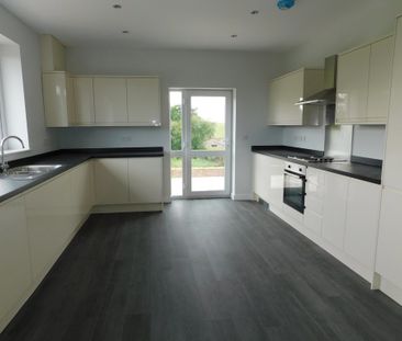 3 bedroom detached bungalow to let - Photo 2