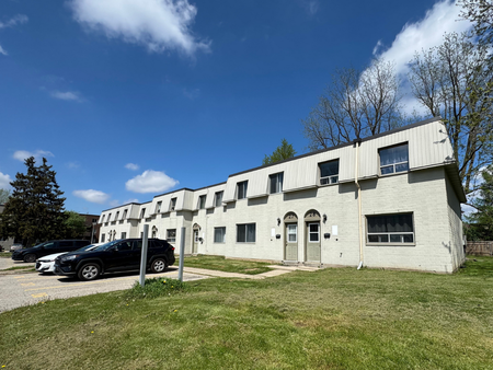 Three Bedroom Townhouse - Photo 3
