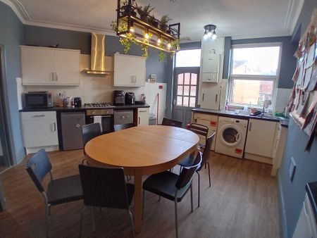 7 Bed - 1 The Village Street, Burley, Leeds - LS4 2PR - Student - Photo 2