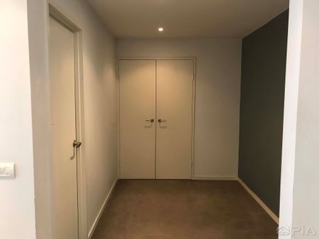 One bedroom plus large study for lease! Close to station and shops. - Photo 2