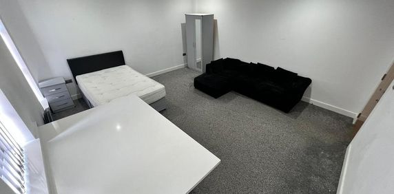 1 bedroom in a flat share to rent - Photo 2