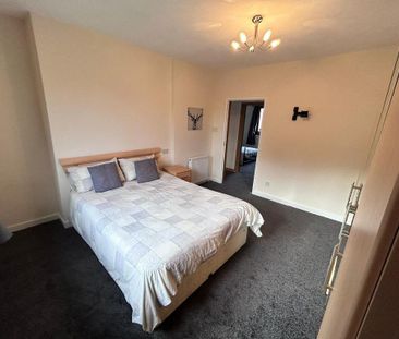 3 bedroom flat to rent - Photo 4