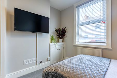 Room 2 - Photo 2
