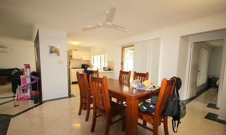 Comfortable Living in the Heart of Robina - Photo 3