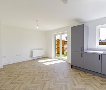 4 bedroom semi-detached house to rent - Photo 4
