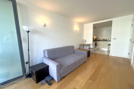 Flat to Rent: Cardinal Building, Station Approach, UB3 - Photo 3