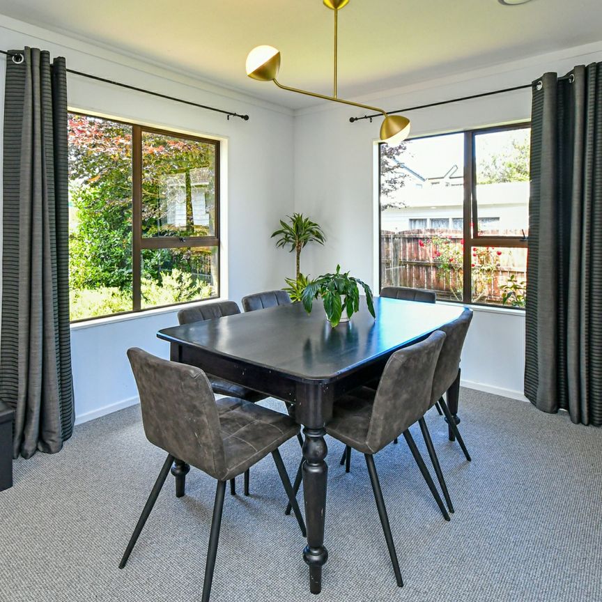 This cozy three bedroom home is looking for its new tenants. - Photo 1