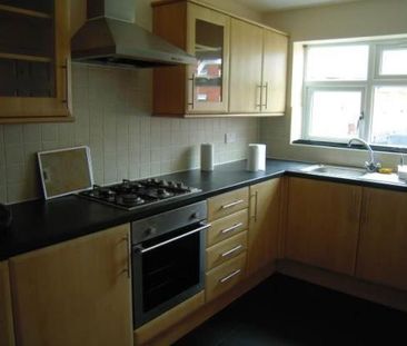 4 bedroom semi-detached house to rent - Photo 5