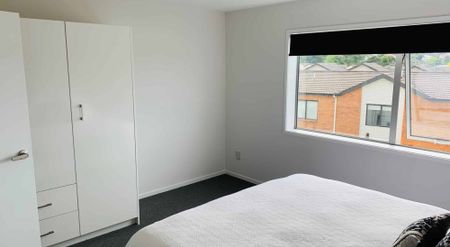 4 Bedroom Townhouse - Te Atatu South - Photo 2