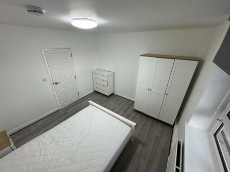 1 bedroom in a flat share to rent - Photo 4