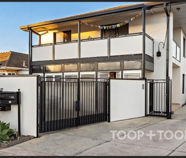 Stylish Beachside Apartment with Private Courtyard. - Photo 1