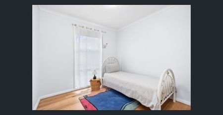 Comfortable Living in Prime Location with Bonus Studio! - Photo 4