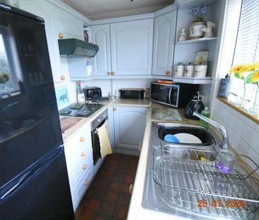 Semi-detached house to rent on - Photo 2