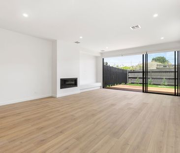 STUNNING BRAND NEW FOUR BEDROOM TOWNHOUSE - Photo 2