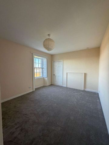 Balgone Barns Farmhouse is a traditional 5 bed stone farmhouse located on the edge of a working farm in a picturesque, rural location close to North Berwick. - Photo 4