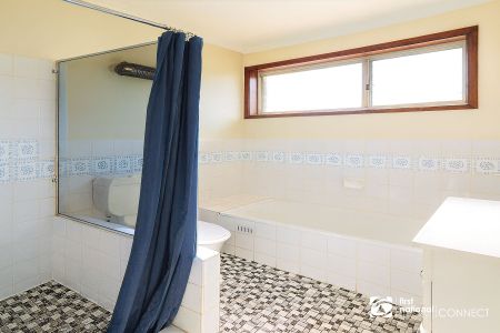 3 Bedroom Family home in a convenient location! - Photo 3