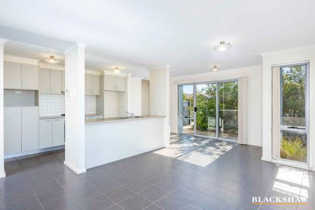 Three bedroom townhouse in perfect location - Photo 4