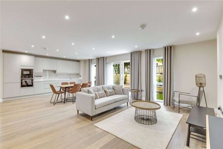 Impressive 3 bedroom garden apartment in small new build development with parking - Photo 5