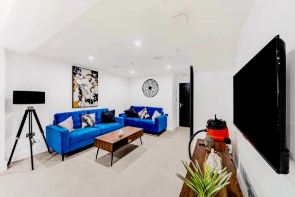 8 Beds 6 Baths - Photo 1