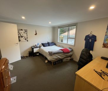 Modern 5-Bedroom Kelburn Living – Ideal for Families or Groups - Photo 5