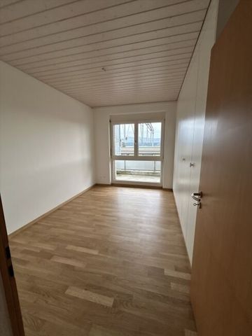 Bright and spacious apartment right next to the Ins train station - Photo 4