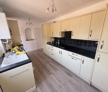 Churchfield, Harlow - Photo 5