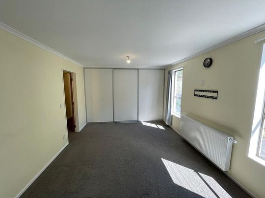 Convenintly-located house with central heating - Photo 1