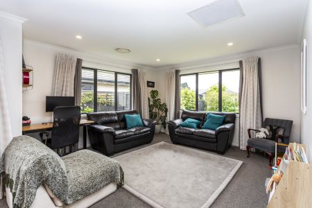 Executive 3-bedroom family home in Halswell - Photo 2