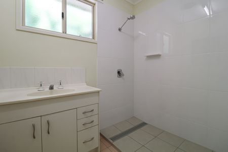 NEAT 3 BEDROOM HOME WITH 2 GARDEN SHEDS IN QUIET CUL-DE-SAC - Photo 3