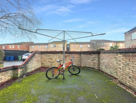 A redecorated two-bedroom, first-floor flat featuring a newly fitted bathroom. Conveniently located for access to Cambridge Science Park and Cambridge North Train Station. - Photo 4