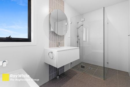 Large 4 Bedroom Duplex - Walk To Train Station - Photo 5