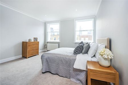 Three bedroom apartment located on the prestigious address of Upper Wimpole Street and is ideally located for Marylebone High Street and its shops and restaurants. - Photo 3