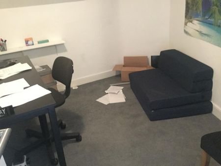 3 bedroom flat to rent - Photo 4