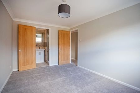4 bedroom detached house to rent - Photo 5