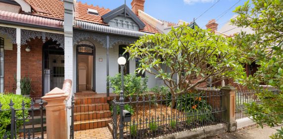 Charming & sundrenched renovated Terrace with parking - Photo 2