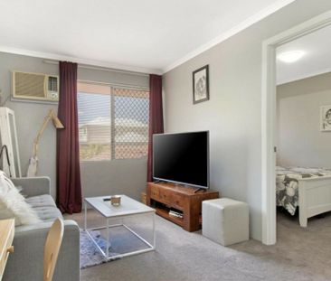 Easy-care Apartment - Close to Everything! - Photo 3