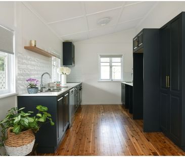 Fully Renovated Cottage - Walk to the City! - Photo 1