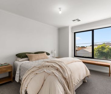 Modern Near-New Townhouse – Stylish, Low-Maintenance Living with ga... - Photo 4