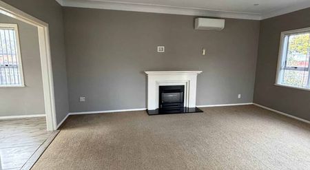3 Bedroom, 1 Bathroom Plenty of car space - Photo 4