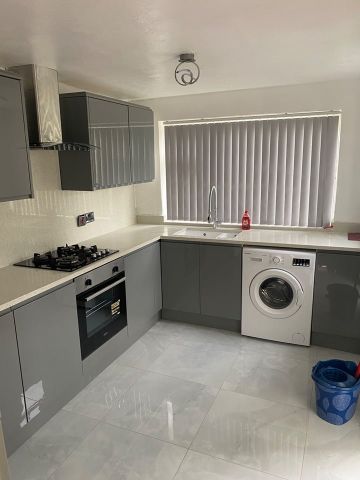 4 Bed Semi-Detached House, Montrose Road, S7 - Photo 2