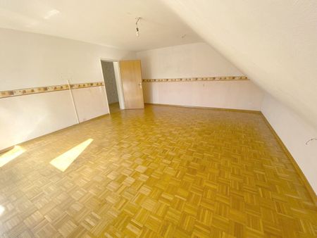 Großzügige 4-Zimmer-Dachgeschosswohnung mit Balkon, Tageslichtbad & Garage in Trier-Ehrang! - Photo 5