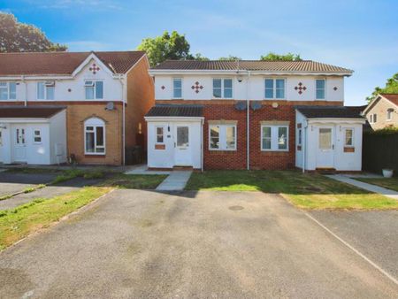 A beautifully presented 3 bedroom semi-detached houe in Frampton Cotterell. Large rear garden and off street parking. Offered on an unfurnished basis and available now. - Photo 2