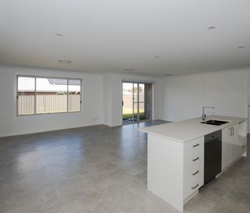 HUGE FAMILY HOME IN SOUTH MUDGEE - Photo 2
