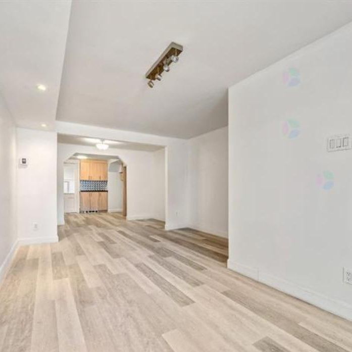 Grand 3 1/2 fraichement rénové à louer au 9308 avenue Bruchési à Montréal disponible immediatement! - Photo 1