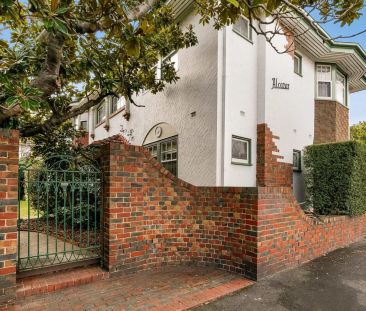 Deco Townhouse With Timeless Charm - Photo 5