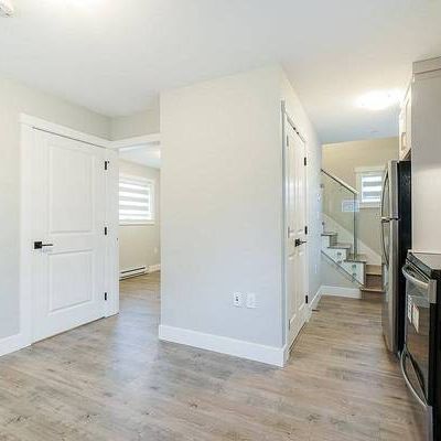 Pet Friendly Laneway House 2 Bed+1.5 Bath+ Den. Laundry - Photo 4