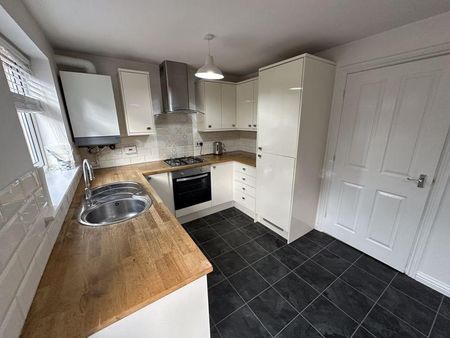 3 bedroom end of terrace house to rent - Photo 2