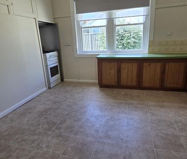 Wendouree 3BR, large home office, oversized enclosed yard, close to... - Photo 5