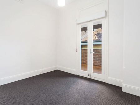 Oversized Apartment In The Heart Of Mosman Village - Photo 3