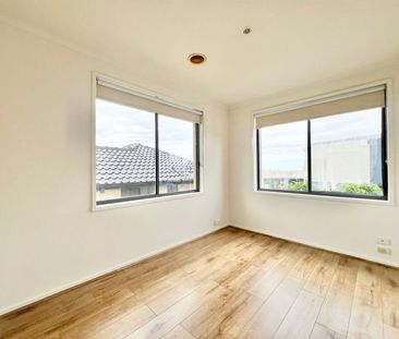Comfortable Family Living in a Convenient Roxburgh Park Location! - Photo 6